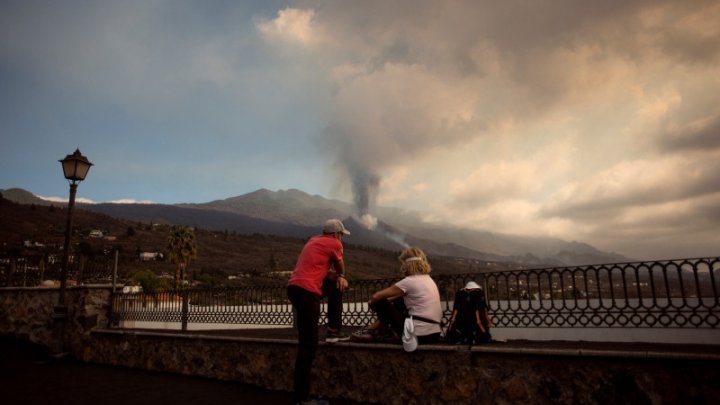 Vulcanul de pe insula La Palma atrage turiști fascinați de dezastre naturale