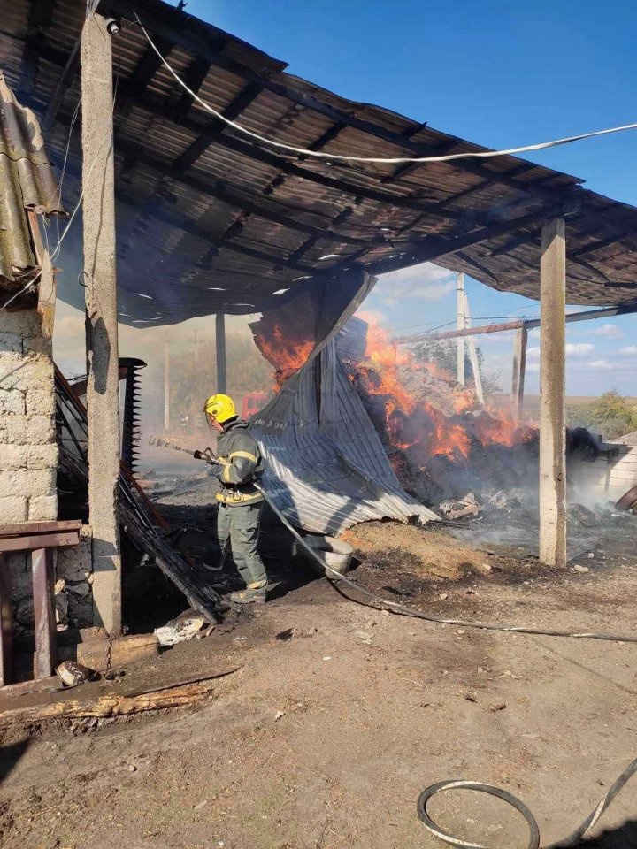 INCENDIU în satul Hitrești, raionul Fălești. Un depozit cu nutreț, făcut scrum (FOTO)