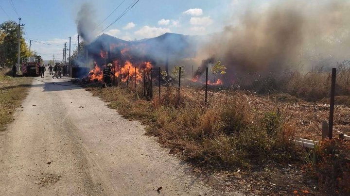 INCENDIU în satul Hitrești, raionul Fălești. Un depozit cu nutreț, făcut scrum (FOTO)