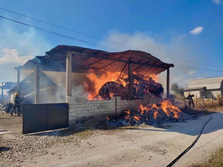 INCENDIU în satul Hitrești, raionul Fălești. Un depozit cu nutreț, făcut scrum (FOTO)