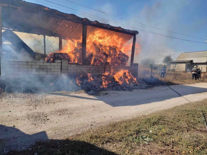 INCENDIU în satul Hitrești, raionul Fălești. Un depozit cu nutreț, făcut scrum (FOTO)