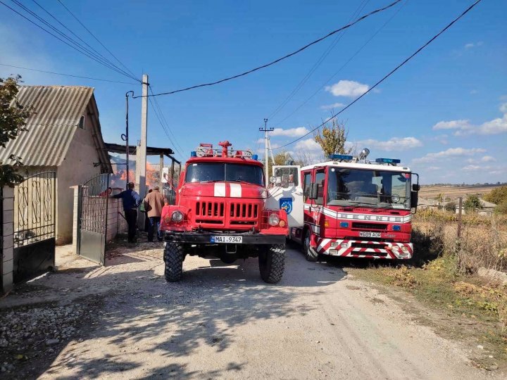 INCENDIU în satul Hitrești, raionul Fălești. Un depozit cu nutreț, făcut scrum (FOTO)