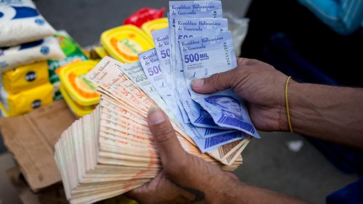 Bolivarul din Venezuela va scăpa de 6 zerouri după ce inflația a ajuns la 1.743% în 12 luni