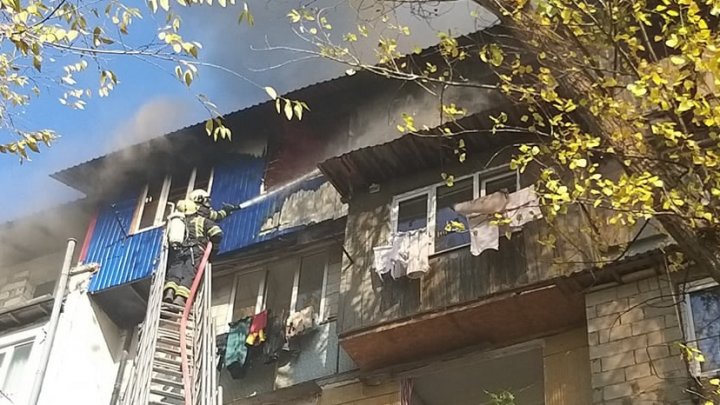 Mansarda unui bloc locativ din Chișinău CUPRINSĂ DE FLĂCĂRI. La fața locului au intervenit 11 autospeciale (VIDEO)