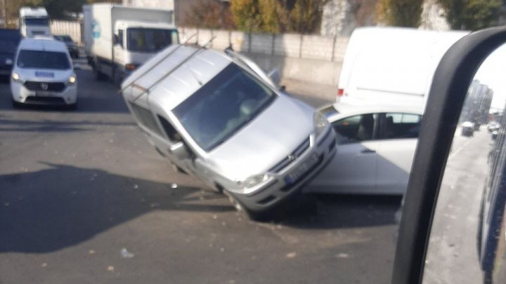 Accident în Capitală, după ce două mașini n-au împărțit drumul (FOTO)