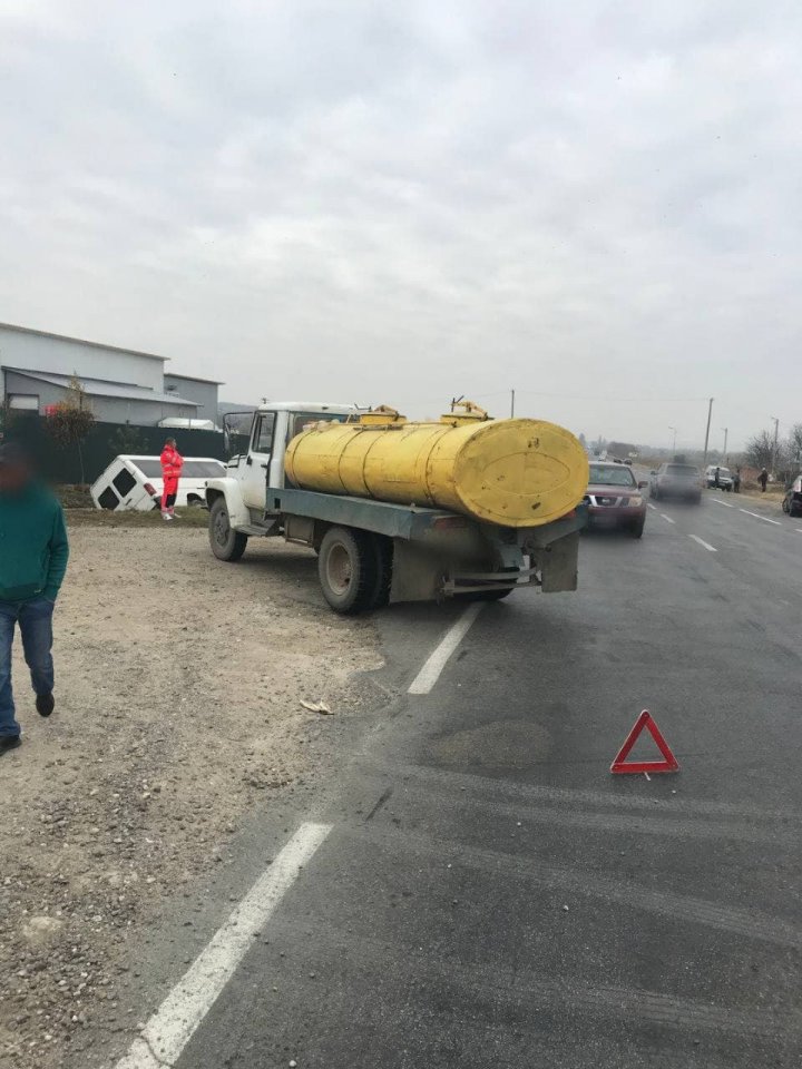 Accident în localitatea Țînțăreni. În urma impactului un microbuz de rută a ajuns în şanţ (FOTO)