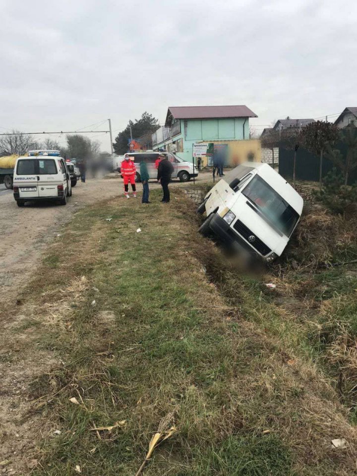 Accident în localitatea Țînțăreni. În urma impactului un microbuz de rută a ajuns în şanţ (FOTO)