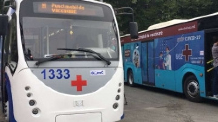 Vaccinarea în punctele mobile din Capitală continuă. Unde sunt amplasate troleibuzul şi autobuzul