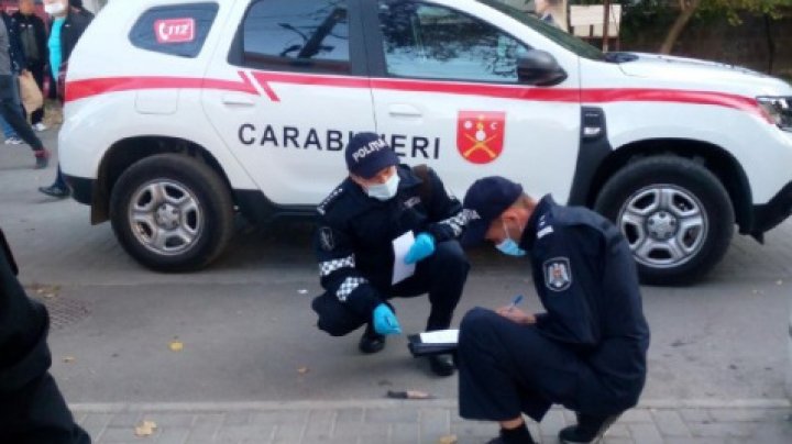 Un carabinier a fost atacat cu un cuțit de către un trecător, în timp ce asigura ordinea publică (FOTO)