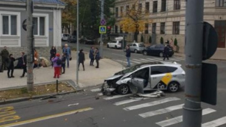 Accident matinal în Capitală. Un bărbat a ajuns la spital, după ce a fost lovit de o mașină, pe trotuar