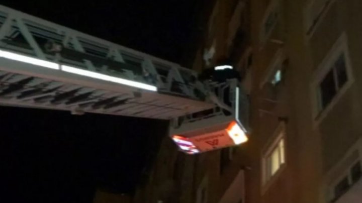 Bunică salvată de pompieri după ce a fost a fost închisă pe balcon de nepoțica sa