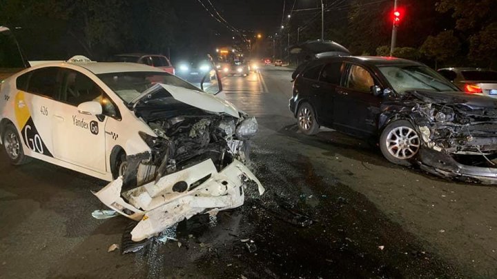 Accident grav în Capitală. Două maşini s-au ciocnit violent (FOTO)