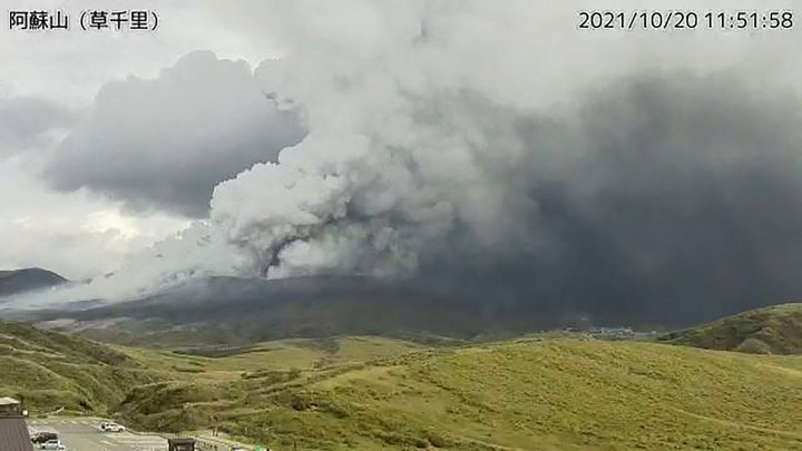 (FOTO) Vulcanul de pe muntele Aso a erupt. Norii denși de cenușă s-au ridicat până la 3.500 de metri