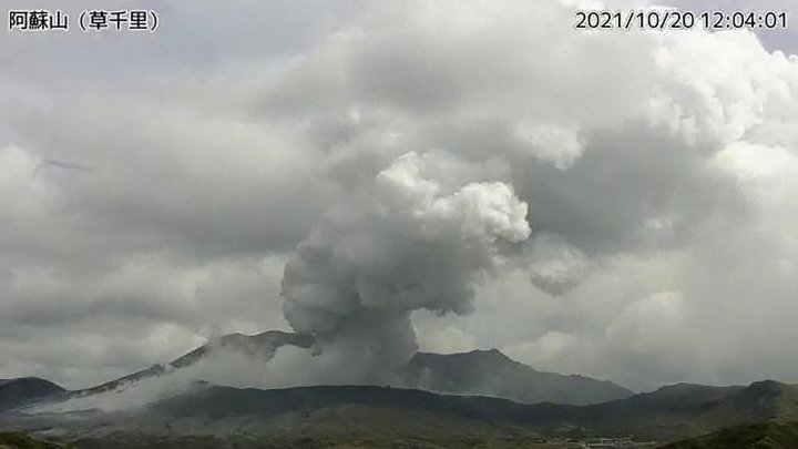 (FOTO) Vulcanul de pe muntele Aso a erupt. Norii denși de cenușă s-au ridicat până la 3.500 de metri