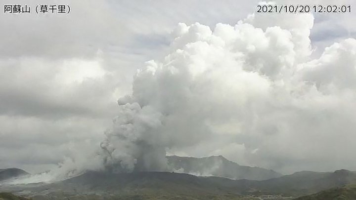 (FOTO) Vulcanul de pe muntele Aso a erupt. Norii denși de cenușă s-au ridicat până la 3.500 de metri