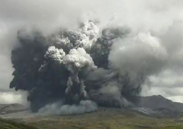 (FOTO) Vulcanul de pe muntele Aso a erupt. Norii denși de cenușă s-au ridicat până la 3.500 de metri