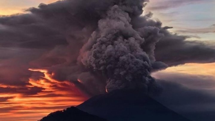 Vulcanul Cumbre Vieja de pe insula spaniolă La Palma continuă să erupă. Mii de persoane, evacuate din casele lor