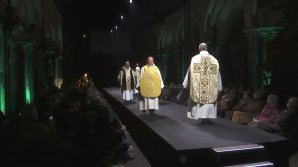 Prezentare de modă INEDITĂ. Zeci de bărbați au defilat în haine bisericești într-o catedrală din Belgia