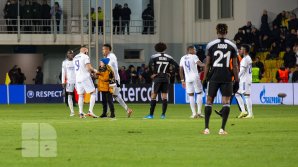 Moment inedit în timpul meciului Sheriff - Real. Un suporter și fiul său minor au fost scoși în afara stadionului (VIDEO)