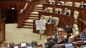 LIVE din Parlament. Mihai Popșoi a primit un cadou neobișnuit la începutul ședinței plenare (VIDEO)