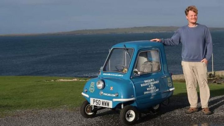 Un englez vrea să străbată Marea Britanie, de la un capăt la altul, în cea mai mică mașină din lume (FOTO)