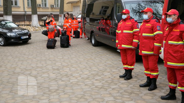 Încă 27 de medici din Moldova au plecat la Iaşi pentru a-i ajuta pe colegii de peste Prut în lupta cu pandemia (FOTO)