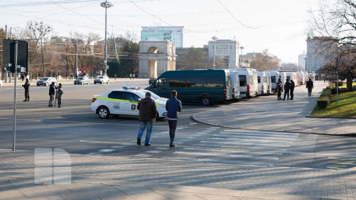 PROTEST la Guvern. Administratorii rutelor auto au rămas fără şoferi din cauza salariilor mici (FOTOREPORT)