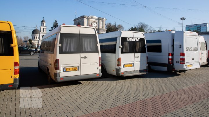 PROTEST la Guvern. Administratorii rutelor auto au rămas fără şoferi din cauza salariilor mici (FOTOREPORT)