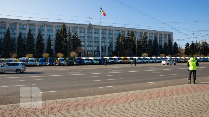 PROTEST la Guvern. Administratorii rutelor auto au rămas fără şoferi din cauza salariilor mici (FOTOREPORT)