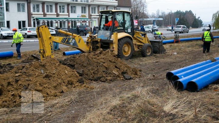 Primul pas spre soluţionarea problemei lipsei apei potabile la Edineţ. A început reabilitarea a 40 de kilometri de apeduct (FOTO)