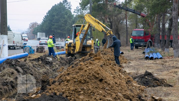 Primul pas spre soluţionarea problemei lipsei apei potabile la Edineţ. A început reabilitarea a 40 de kilometri de apeduct (FOTO)