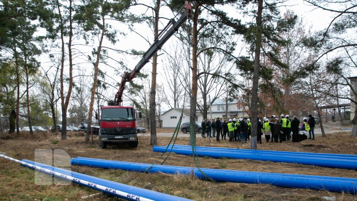 Primul pas spre soluţionarea problemei lipsei apei potabile la Edineţ. A început reabilitarea a 40 de kilometri de apeduct (FOTO)