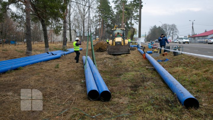 Primul pas spre soluţionarea problemei lipsei apei potabile la Edineţ. A început reabilitarea a 40 de kilometri de apeduct (FOTO)