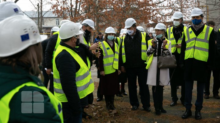 Primul pas spre soluţionarea problemei lipsei apei potabile la Edineţ. A început reabilitarea a 40 de kilometri de apeduct (FOTO)