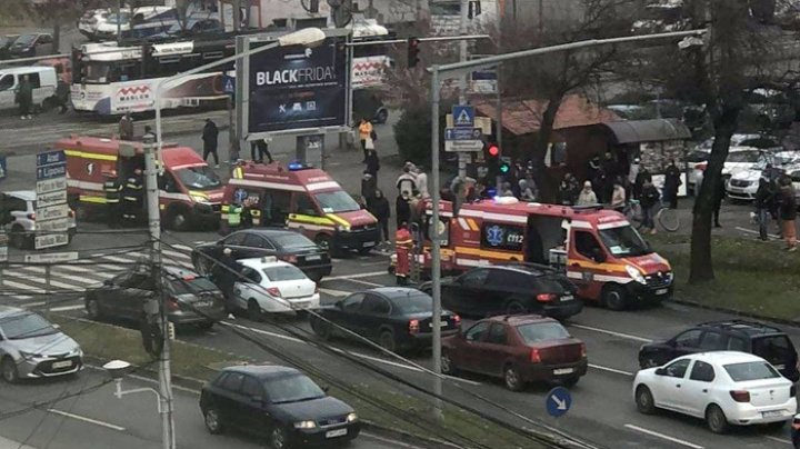 A zburat peste o intersecţie, a măturat totul în cale şi a intrat într-o parcare. Grav accident la Timişoara, MOMENTUl impactului (VIDEO)