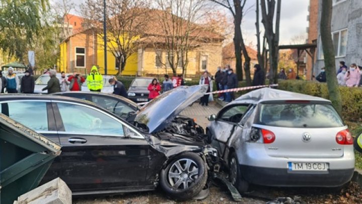 A zburat peste o intersecţie, a măturat totul în cale şi a intrat într-o parcare. Grav accident la Timişoara, MOMENTUl impactului (VIDEO)