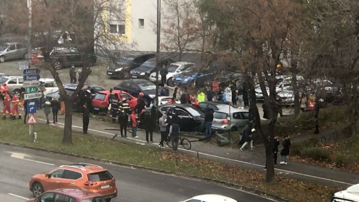 A zburat peste o intersecţie, a măturat totul în cale şi a intrat într-o parcare. Grav accident la Timişoara, MOMENTUl impactului (VIDEO)