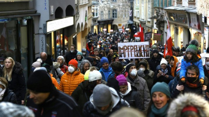 Zeci de mii de oameni au protestat în Austria împotriva vaccinării obligatorii 