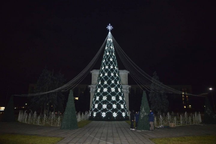 Atmosferă de poveste în Capitală. Cum arată pomul de Crăciun care va fi inaugurat mâine (FOTO)