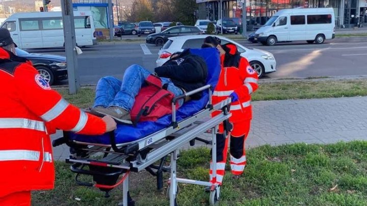 Un bărbat a fost găsit în stare de inconştienţă în preajma unei stații de așteptare din Capitală (FOTO)