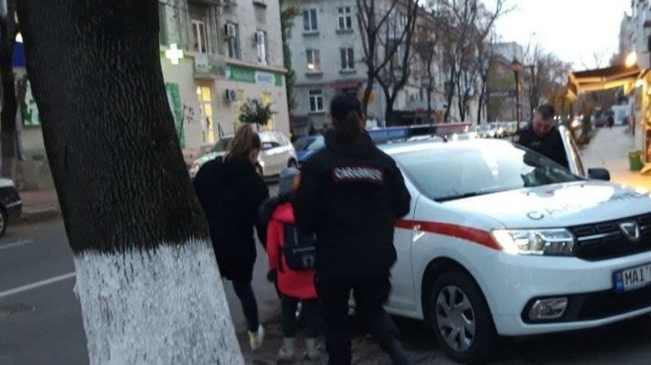 Un minor, rătăcit pe o stradă din Capitală, a fost ajutat de carabinieri să-și găsească mama