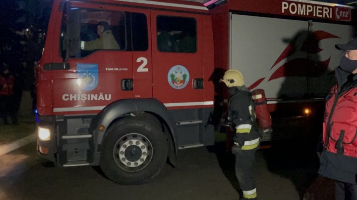 51 de pompieri şi 11 autospeciale, la faţa locului. Vezi ce s-a întâmplat la Spitalul Republican din Capitală (VIDEO/FOTO)