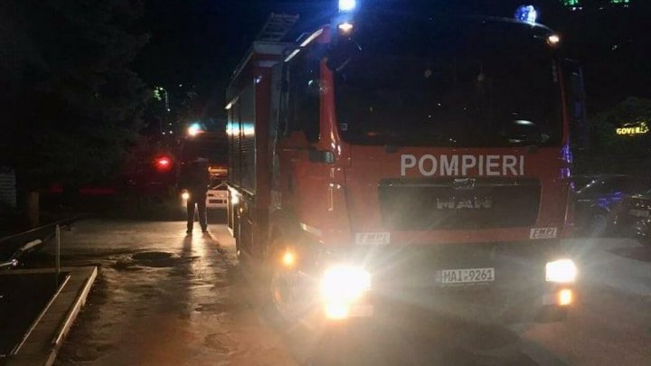 51 de pompieri şi 11 autospeciale, la faţa locului. Vezi ce s-a întâmplat la Spitalul Republican din Capitală (VIDEO/FOTO)