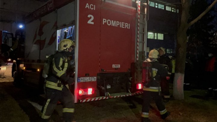 51 de pompieri şi 11 autospeciale, la faţa locului. Vezi ce s-a întâmplat la Spitalul Republican din Capitală (VIDEO/FOTO)