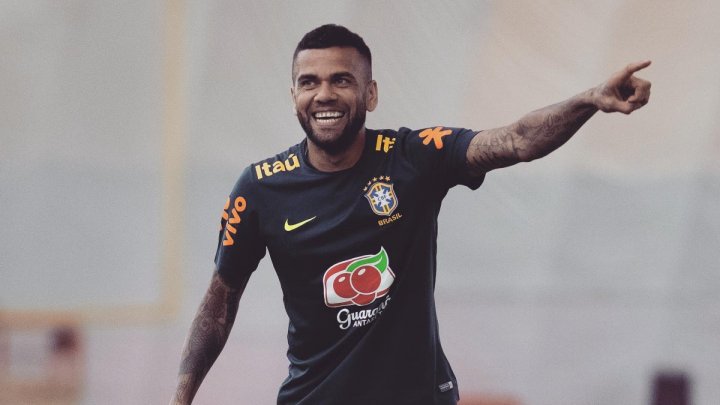 Dani Alves a făcut spectacol la prezentarea oficială de pe stadionul Camp Nou