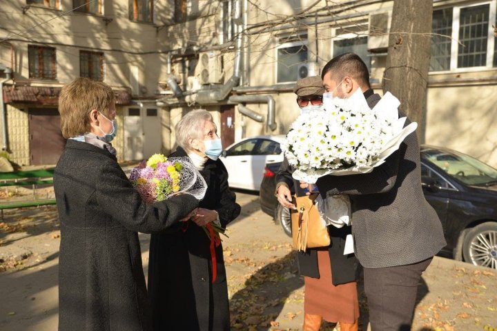 O femeie din Capitală a împlinit onorabila vârstă de 100 de ani (FOTO)