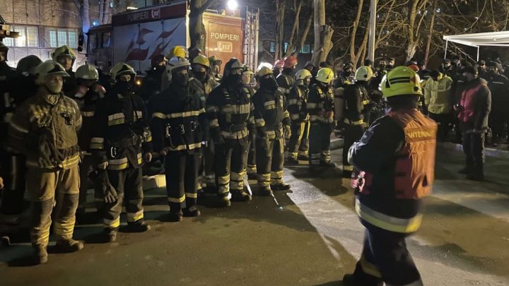 51 de pompieri şi 11 autospeciale, la faţa locului. Vezi ce s-a întâmplat la Spitalul Republican din Capitală (VIDEO/FOTO)