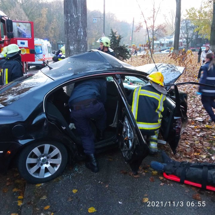 Detalii despre ACCIDENTUL CUMPLIT, produs în sectorul Buiucani. Victimele sunt angajați ai Guvernului. Vezi cui aparţine maşina