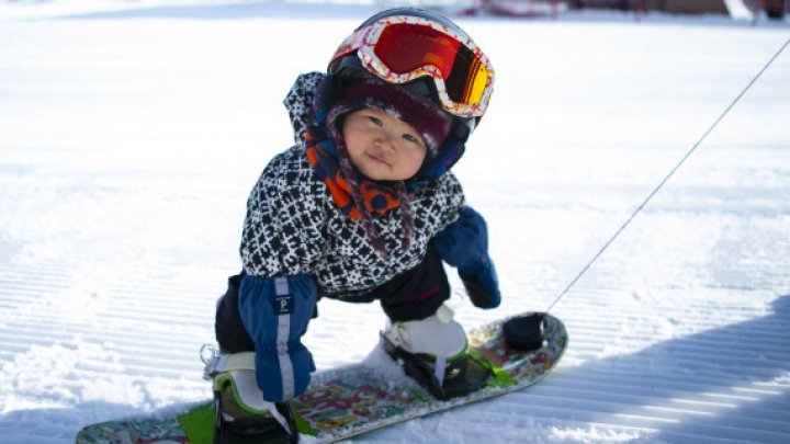 Cel mai tânăr snow-board-er din lume este o fetiţă din China şi are 11 luni. Ea a uimit internauții cu abilitățile sale