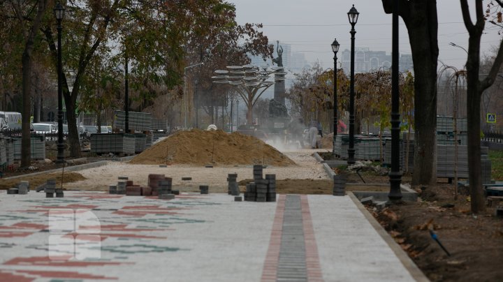 Locuitorii Capitalei, despre pavajul cu model tradiţional de pe bulevardul Grigore Vieru: Oraşul prinde viaţă (FOTO)